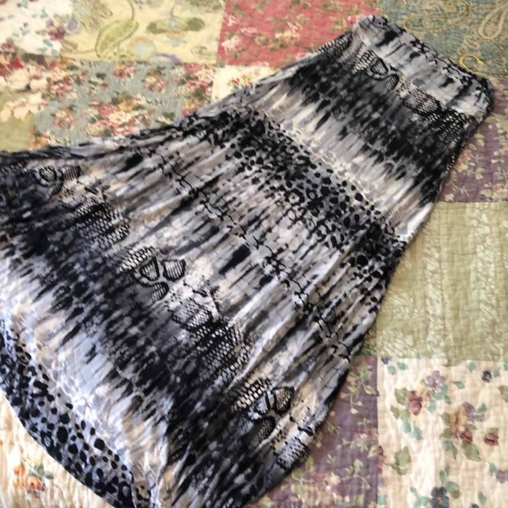Black and white print knit maxi skirt